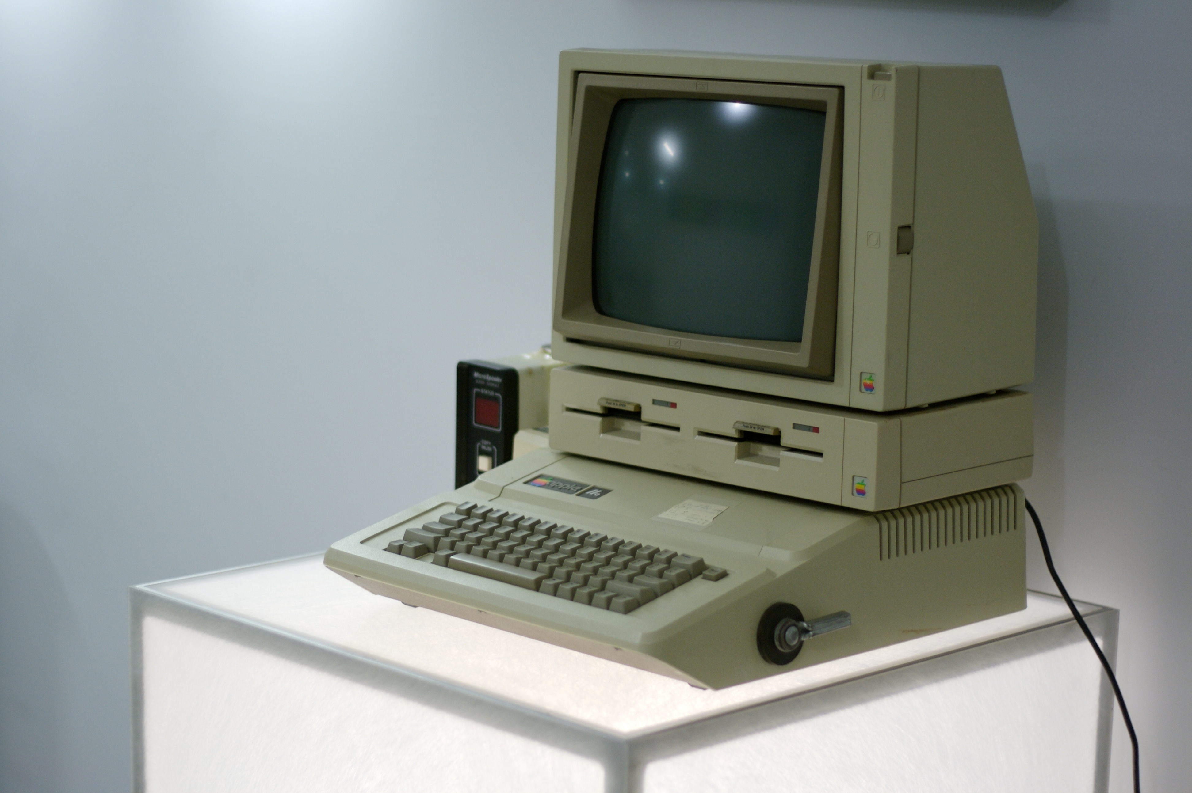 Apple_IIe,_Google_NY_office_computer_museum.jpg