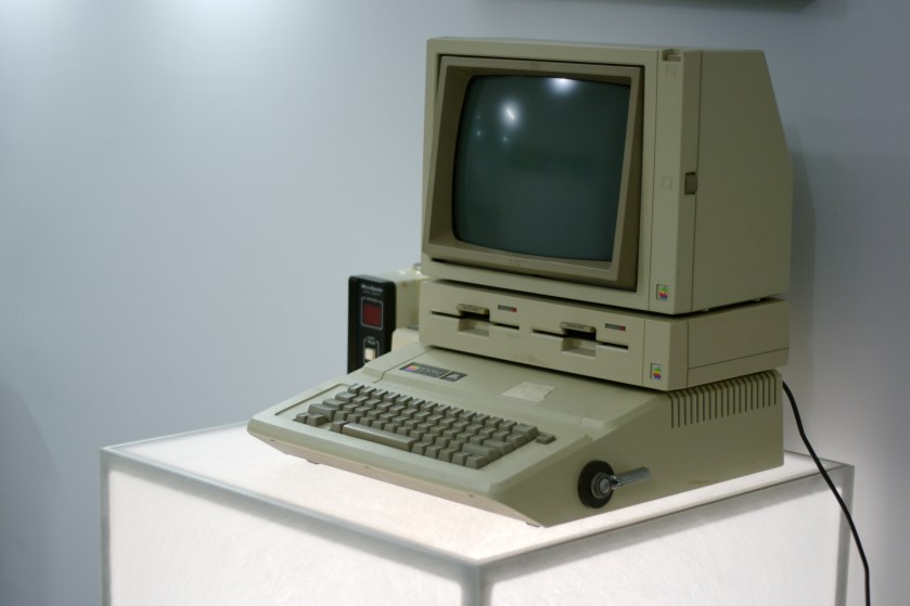 Apple_IIe,_Google_NY_office_computer_museum.jpg